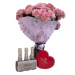 Pack Ramo de rosas rosadas + Bombones corazón + 3 Botellas de cava mini Freixenet